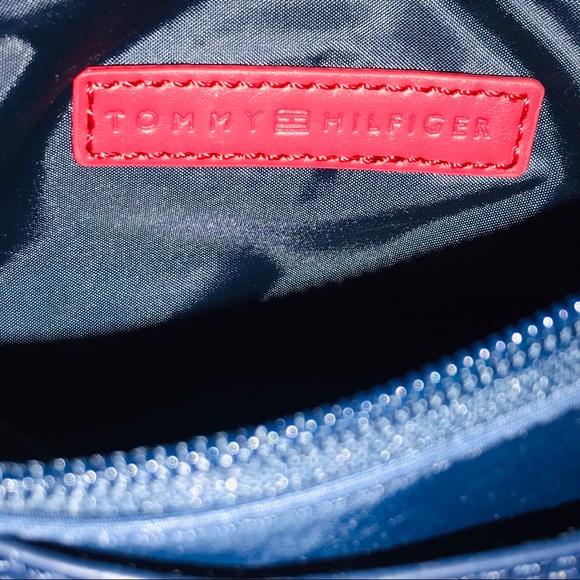New Tommy Hilfiger Navy Wristlet made in Cambodia - Picture 13 of 16